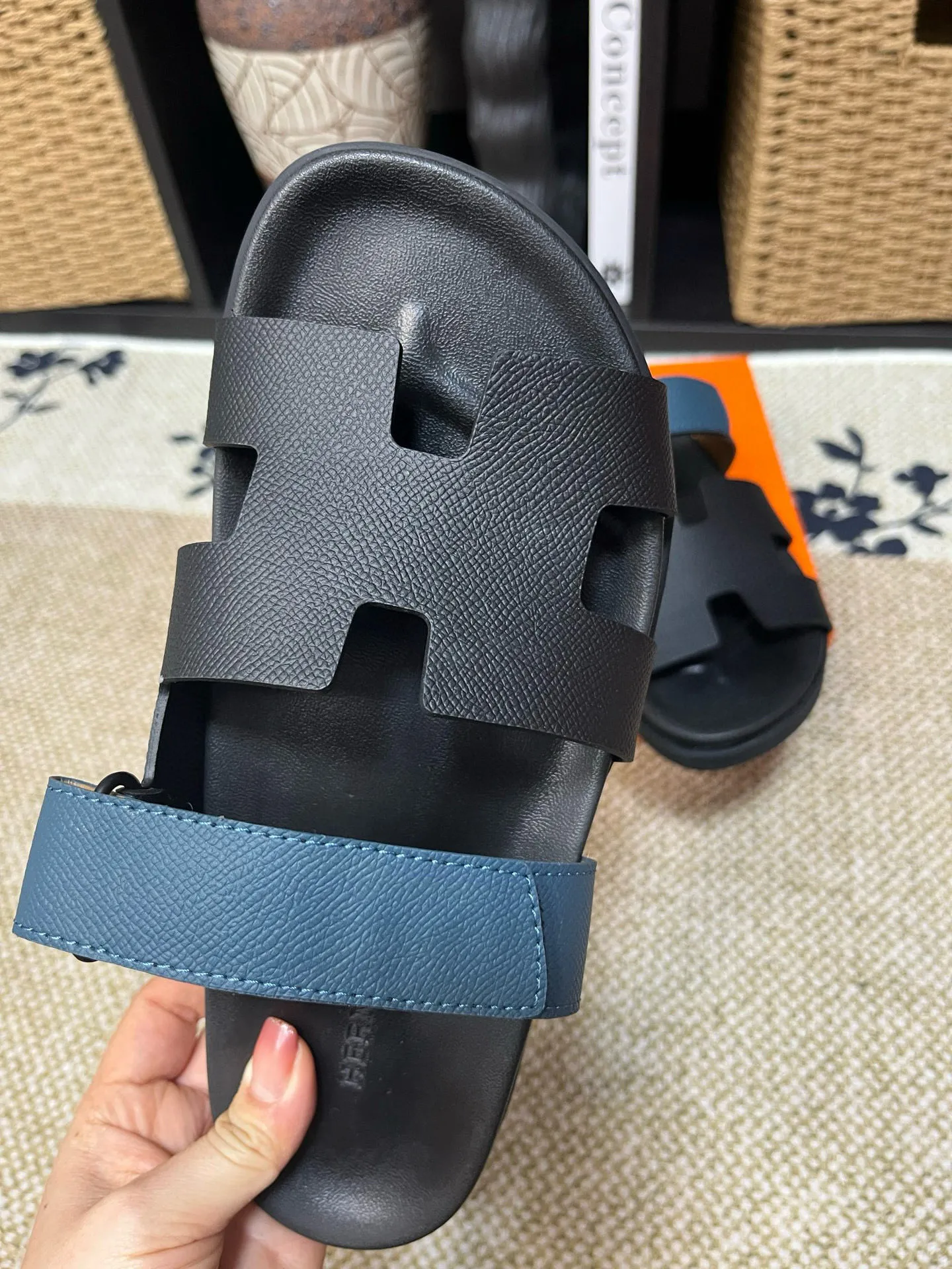 Factory price: 340💰Long-term availability Hermes men's Kazimir slippers for couples - top quality, Hermès woven calfskin functional sandals. The interwoven upper inspired by the "H" iconic pattern creates a casual look, which can be said to be a good companion for summer. Imported cowhide + cowhide lining + TU men's shoes💰Outsole Size: 35-46